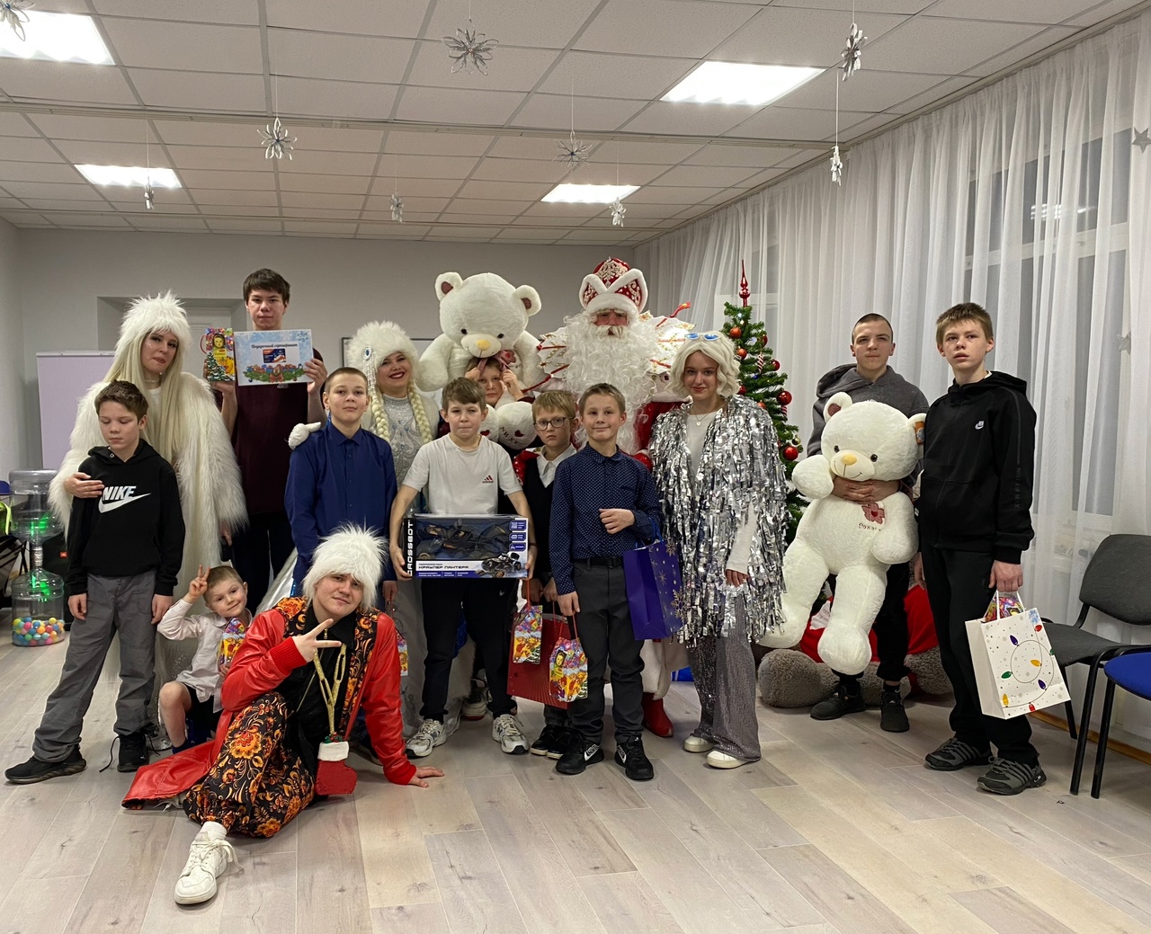 В КАНУН НОВОГО ГОДА В ГОСТИ ЗАГЛЯНУЛИ ПОМОЩНИКИ ДЕДА МОРОЗА